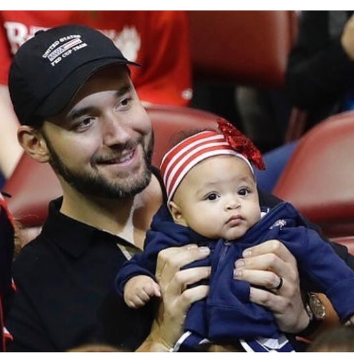 <p>Nah, ini saat Alexis diajak ayahnya menjadi supporter sang bunda yang sedang bertanding. (Foto: Instagram @alexisohanian)</p>