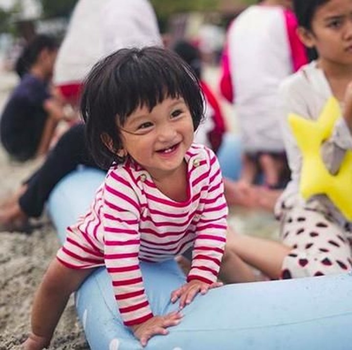 <p>Tuh lihat, Salma senang banget ya, Bun. (Instagram @atiqahhasiholan)<br /><br /></p>