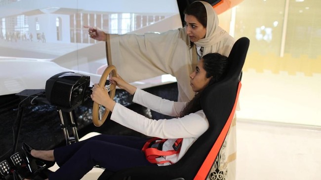 Pangeran Waleed bin Talal, pria terkaya di Arab Saudi dengan aset mencapai US$18,7 miliar mengabadikan momen putrinya mengendarai mobil di jalanan Riyadh.
