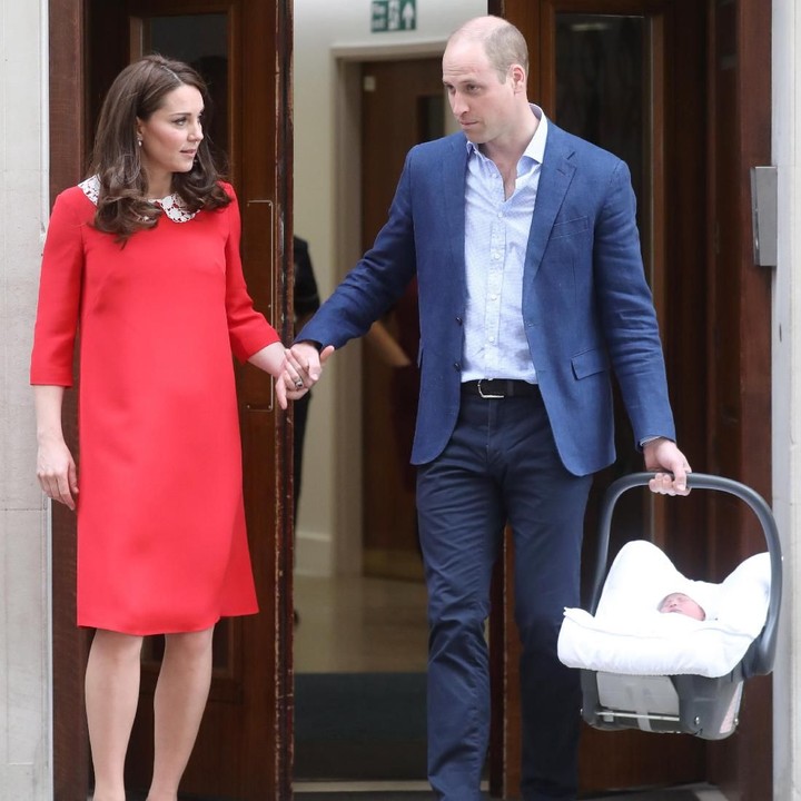 <p>Nah, yang ini saat menyambut kelahiran nak ketiga, Pangeran Louis. Ayah dan bunda menua, seiring dengan membesarnya anak-anak. Yuk, kita simpan semua kenangan manis di sudut hati... (Foto: Getty Images)</p>