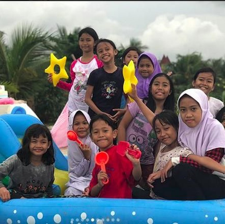 <p>Teman-teman Salma juga sangat gembira. (Foto: Instagram @atiqahhasiholan)<br /><br /></p>