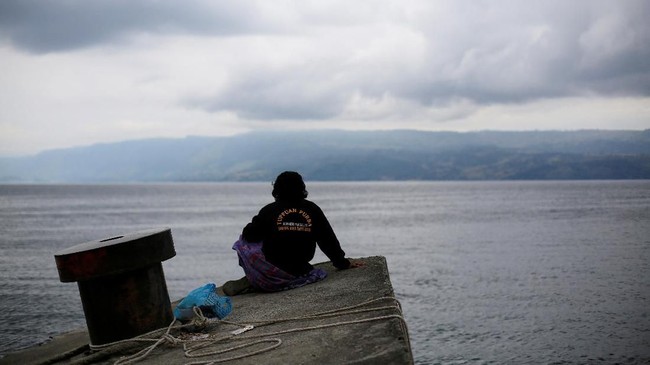 FOTO: Merapal Doa Demi Bersua di Danau Toba