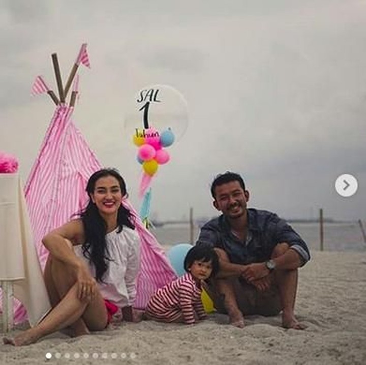 <p>Rio Dewanto dan Atiqah Hasiholan merayakan hari jadi ke-1 anak pertama mereka, Salma. (Foto: Instagram @riodewanto)<br /><br /></p>