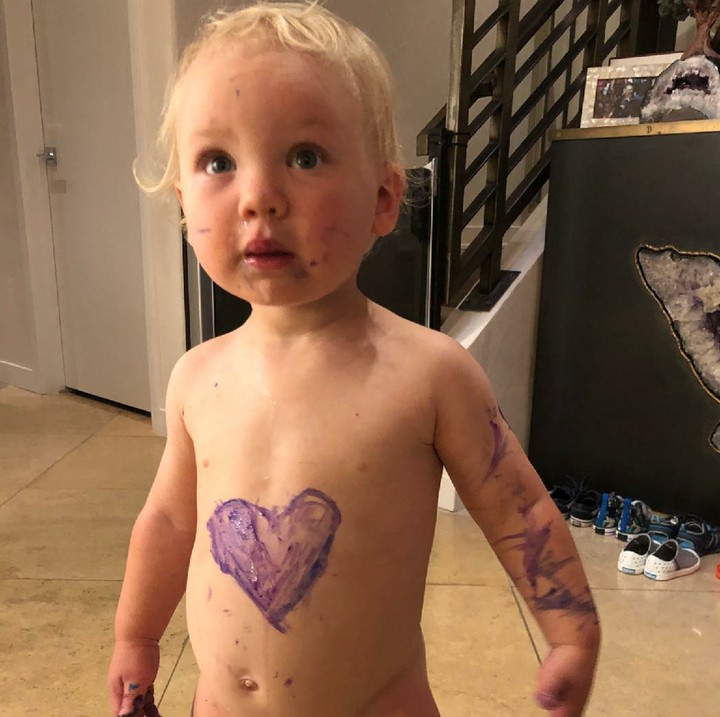 <p>Jameson saat jadi model tato sang kakak, Willow, yang berumur 7 tahun. Lihat deh wajah pasrah Jameson, Bun. Lucu ya. Hi-hi-hi. (Foto: Instagram/ @hartluck)</p>