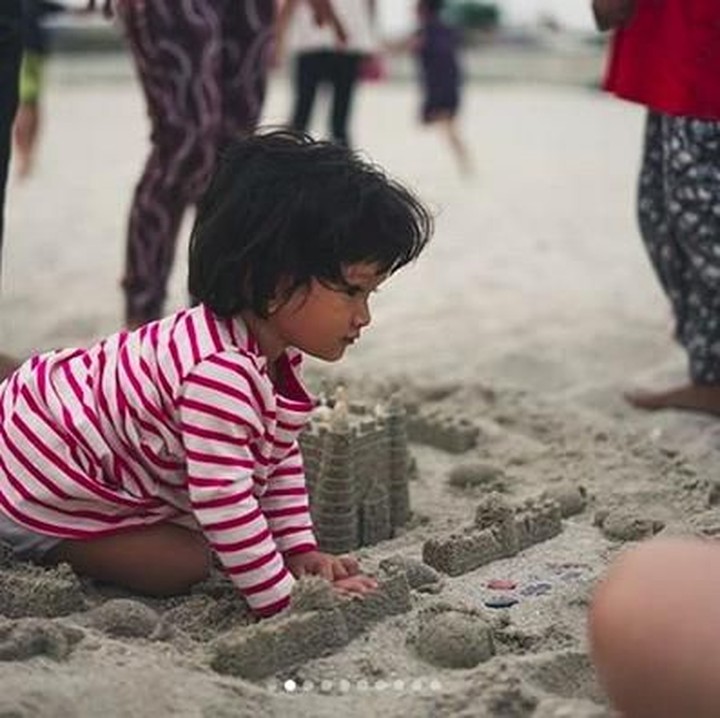 <p>Dalam pesta ulang tahunnya, Salma asyik melihat istana dari pasir. (Foto: Instagram @atiqahhasiholan)</p>