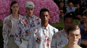 FOTO: Deretan Kejutan di 'Men's Paris Fashion Week'