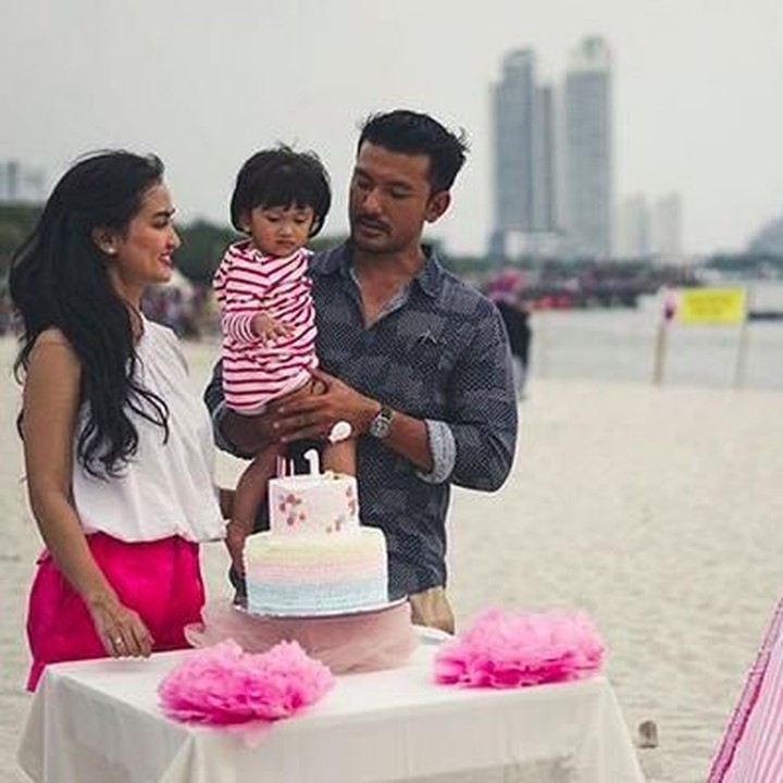 <p>"Selamat ulang tahun Salma. Sehat-sehat terus, tumbuh menjadi anak yang makin pintar, dan selalu sayang sama semua orang di sekeliling kamu. Much Love. - Bapak," tulis Rio Dewanto di Instagramnya. (Foto: Instagram @riodewanto)</p>