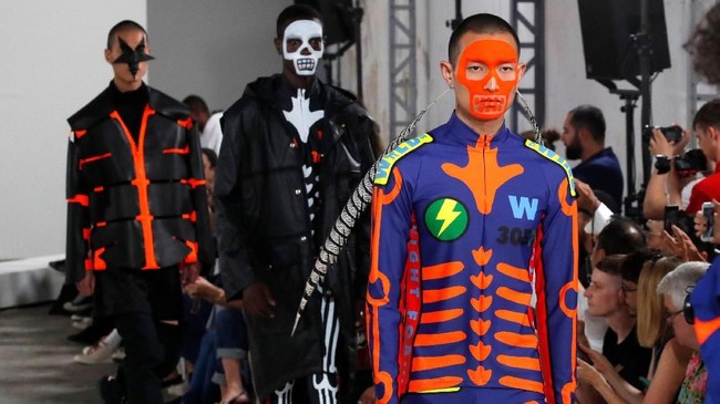 FOTO: Deretan Kejutan di 'Men's Paris Fashion Week'