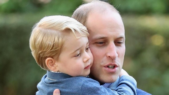 HAMBURG, GERMANY - JULY 21:  Prince William, Duke of Cambridge, Catherine, Duchess of Cambridge, Prince George of Cambridge and Princess Charlotte of Cambridge view helicopter models H145 and H135 before departing from Hamburg airport on the last day of their official visit to Poland and Germany on July 21, 2017 in Hamburg, Germany.  (Photo by Chris Jackson/Getty Images)