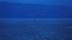 FOTO: Merapal Doa Demi Bersua di Danau Toba