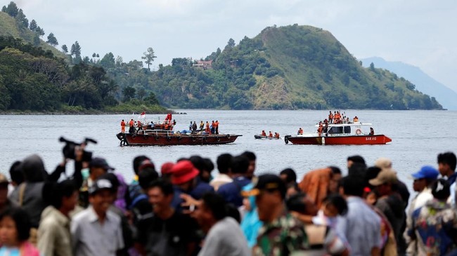 Kapolri Jendral Tito Karnavian menyebutkan ketiga tersangka tersebut berasal dari pemerintah yang mengawasi kapal itu.
