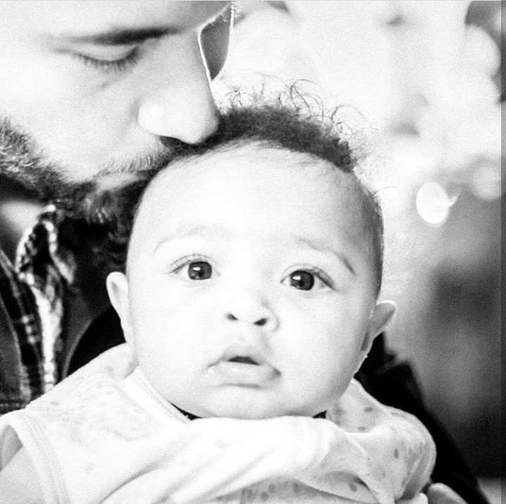 <p>Cup! Kecupan sayang ayah untuk sang putri kecil yang manis. (Foto: Instagram @alexisohanian)</p>
