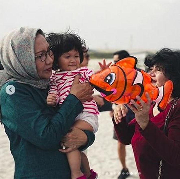 <p>Neneknya Salma, Ratna Sarumpaet, juga datang lho. (Foto: Instagram @atiqahhasiholan)</p>