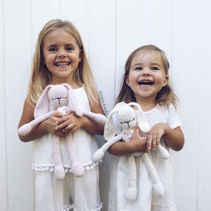 <p>Jemimah dan Leah dengan bonekanya sama-sama menggemaskan ya. (Foto: Instagram/lendel.couture)</p>