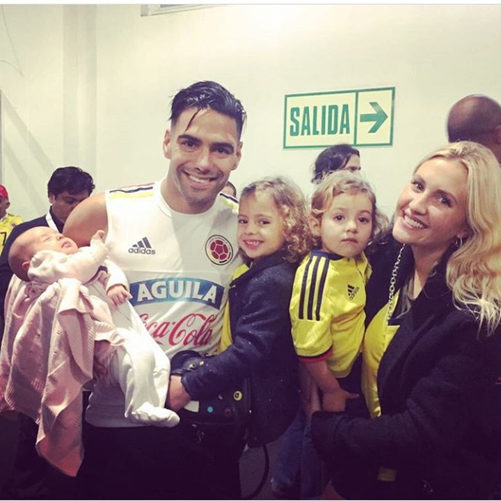 <p>Meski punya kesibukan sebagai pemain bola, bagi Falcao, keluarga adalah yang utama. (Foto: Instagram @loreleitaron)</p>