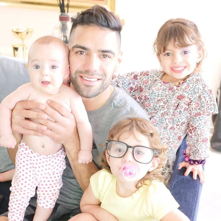 <p>Beginilah kira-kira gambaran Falcao dan anak-anaknya saat santai di rumah. (Foto: Instagram @loreleitaron)</p>
