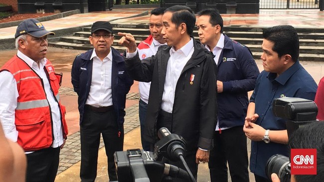 Presiden Joko Widodo meninjau kesiapan Stadion Utama Gelora Bung Karno untuk parhelatan Asian Games pada Agustus mendatang.
