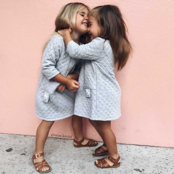 <p>Aw... Manis banget sih Jemima dan Leah. (Foto: Instagram/lendel.couture)</p>