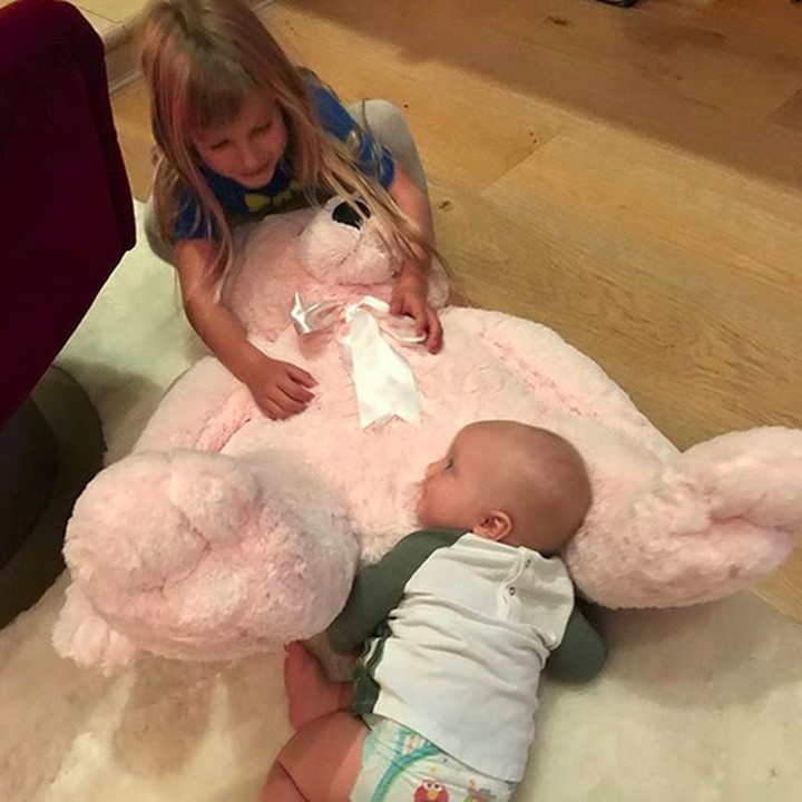 <p>Boneka beruang besar bisa jadi media bermain yang seru bagi kedua anak Pink, Willow (7) dan Jameson (1). (Foto: Instagram/ @hartluck)  </p>