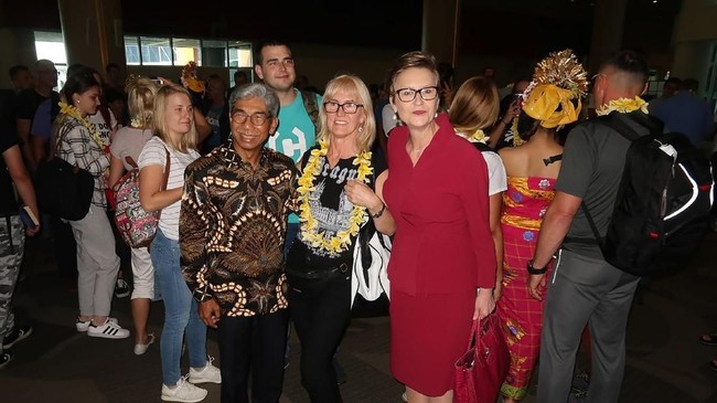 Wamenlu AM Fachir, Dubes RI untuk Polandia Peter F Gontha dan Dubes Polandia untuk Indonesia menyambut kedatangan 252 wisatawan asal Polandia di Denpasar, Bali.