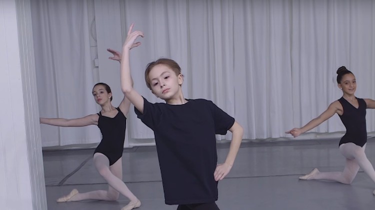 Anak ini punya kesukaan yang berbeda dari anak laki-laki lainnya: menari balet.