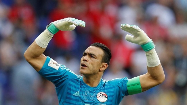 Kiper Mesir, Essam El Hadary resmi jadi pemain tertua yang pernah tampil di Piala Dunia saat ia turun di laga lawan Arab Saudi.