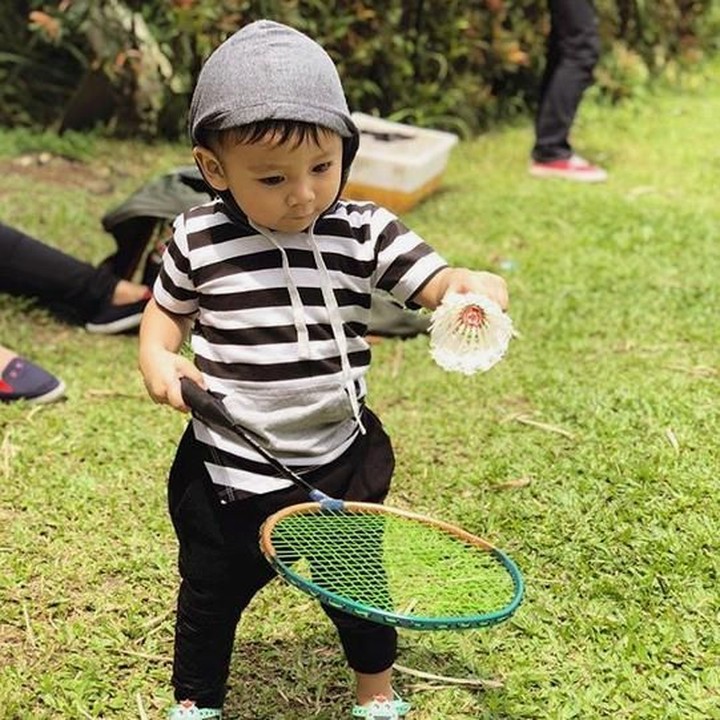 <p>Siapa yang mau main badminton bareng Athalla? (Foto: Instagram @baby_athalla)</p>