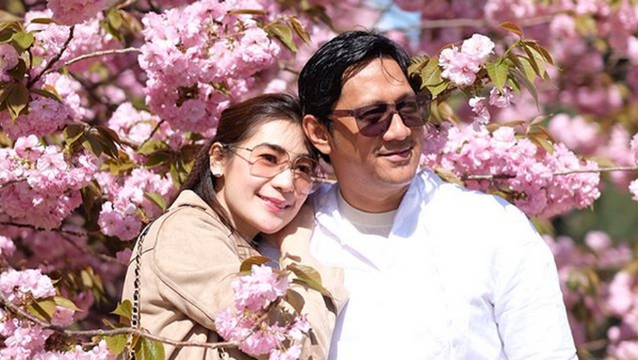 Hot Couple! Andre Taulany dan Rien Wartia Trigina yang Makin Mesra