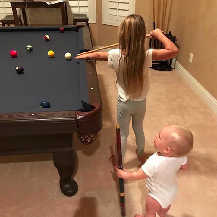 <p>Wah, Willow kayaknya mahir banget nih main billiard. Nak, adiknya mau ikutan tuh.  (Foto: Instagram/ @hartluck)  </p>