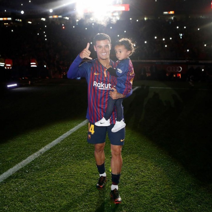 <p>Coutinho juga sering lho ngajak si kecil ke lapangan hijau lho. (Foto: Instagram/phil.coutinho)</p>