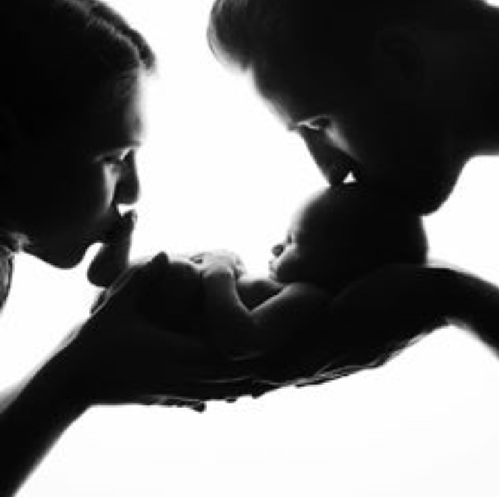 <p>Ini saat mereka pertama kali menjadi orang tua. Kate bilang dirinya sempat takut menjelang persalinan. Tapi dukungan Kane membuatnya lebih kuat dan tenang. Akhirnya dia memutuskan menjalani hypnobirthing. Ya, pasangan yang baik akan selalu saling melengkapi dan mendukung. Bahagia selalu ya Kane, Kate, dan Ivy. (Foto: Instagram @kategoodersxx)</p>