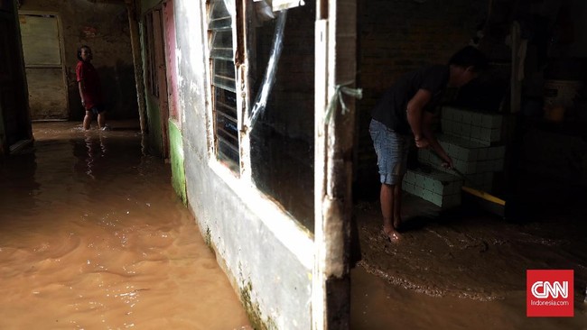 Banjir setinggi satu meter merendam permukiman di Kebon Pala, Jakarta Timur. Warga bertahan di lantai dua rumah.