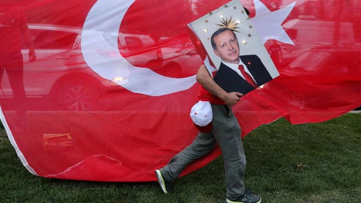 Sebab, kekalahan di Istanbul akan sangat sensitif bagi Erdogan, yang tumbuh di lingkungan kelas pekerja di Kota Kasimpasa.