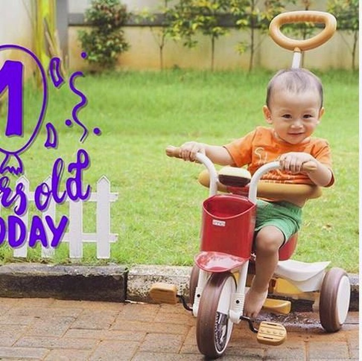 <p>Ini saat umur Athalla 1 tahun. Kring-kring gowes-gowes. (Foto: Instagram @baby_athalla)</p>