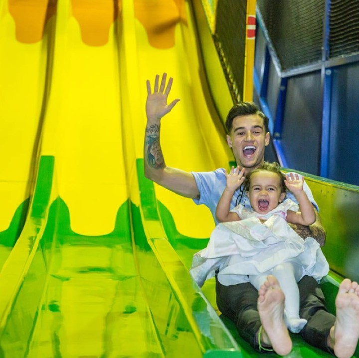 <p>Walaupun sibuk latihan, pemain Barcelona FC ini selalu menyempatkan waktu quality time-an bareng si kecil. (Foto: Instagram/phil.coutinho)</p>