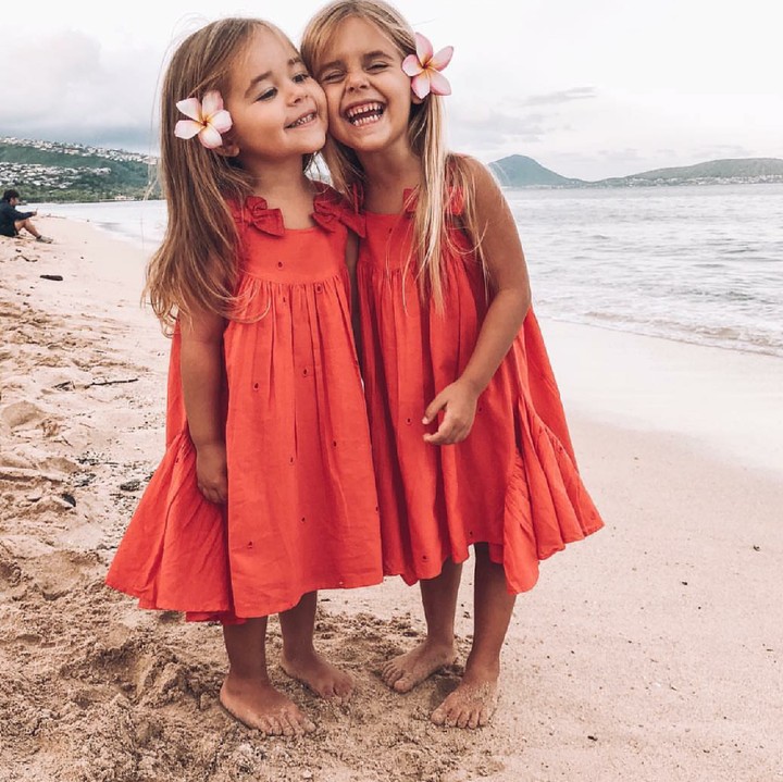 <p>Senyum Jemimah dan Leah manis abis! (Foto: Instagram/lendel.couture)</p>