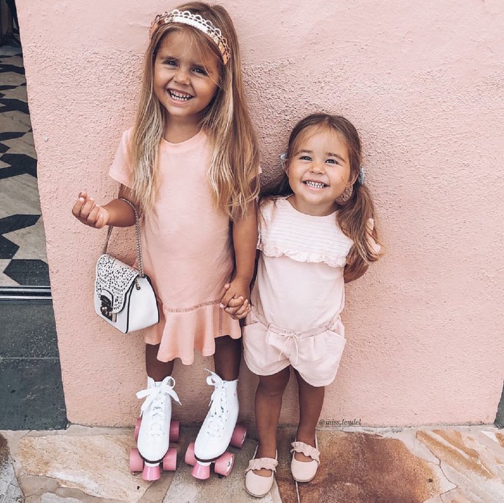 <p>Selain kompak gayanya, kompak juga senyumnya dua gadis cilik ini. (Foto: Instagram/lendel.couture)</p>