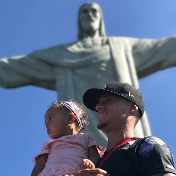 <p>Di depan patung Christ the Redeemer bersama putri tercinta. (Foto: Instagram/phil.coutinho)</p>