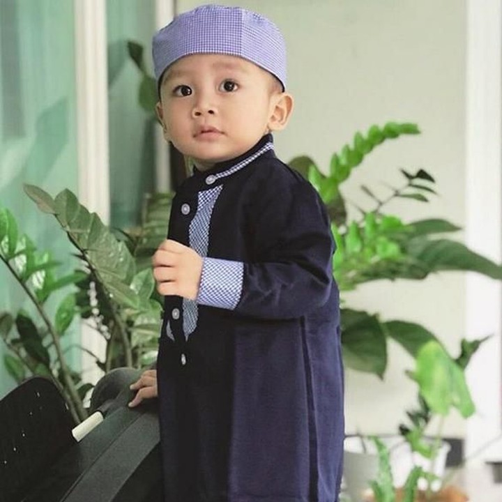 <p>Perkenalkan ini anak bungsu Arie Untung dan Fenita Arie. Namanya Mezbareta Yusuf Athalla dan berumur hampir 2 tahun. (Foto: Instagram @baby_athalla)</p>