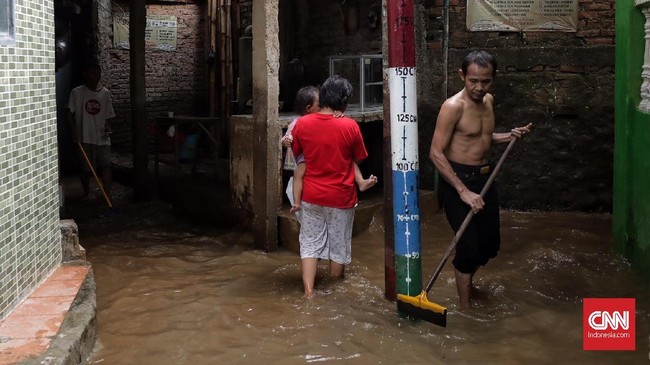 Banjir menggenangi 34 RT di DKI Jakarta karen hujan deras yang turun sejak Minggu malam dan luapan Sungai Ciliwung.