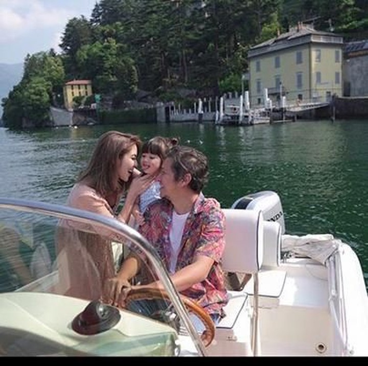 <p>Mumpung sedang di Italia, Gading mengajak istri dan anaknya naik kapal di Danau Como, Italia. Aih seru banget ya. (Foto: Instagram @gadiiing)</p>