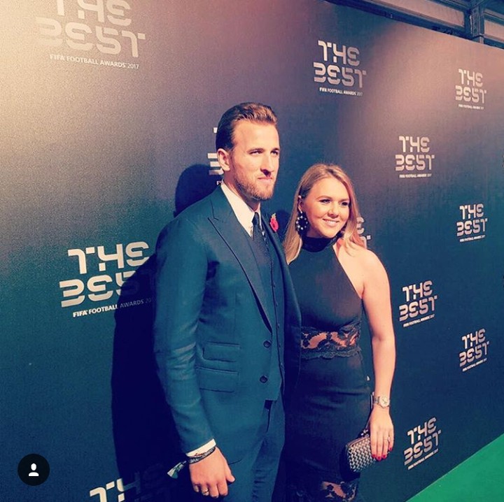 <p>Sosok pertama yang selalu memberinya semangat di luar lapangan hijau adalah pasangannya, Katie Goodland. (Foto: Instagram @harrykane)</p>