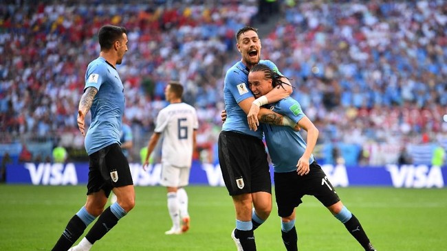 Timnas Uruguay dengan nyaman mengempaskan Rusia 3-0 di laga terakhir Grup A Piala Dunia 2018 dan merebut status juara grup.