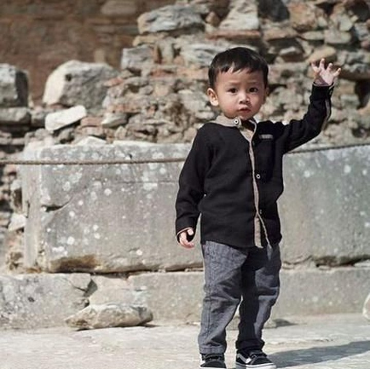 <p>Athalla lagi liburan di Istana Ephesus, Turki nih. (Foto: Instagram @baby_athalla)</p>