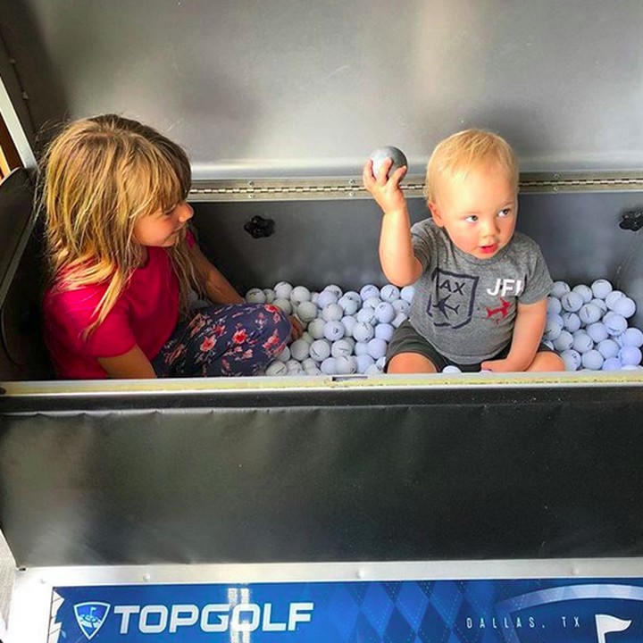 <p>Lucu banget, saat Willow dan Jameson menjadikan bola golf mainan. Ada-ada aja ya tingkah mereka. (Foto: Instagram/ @hartluck)  </p>
