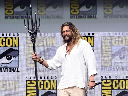 Momen Manis Saat Jason Momoa Dukung Anak Main Musik