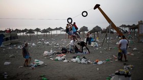Greenpeace Temukan 797 Sampah Plastik di Tiga Pantai