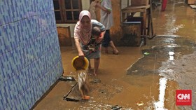 Banjir Kampung Melayu Surut, Warga Bersihkan Rumah