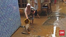 Banjir Kampung Melayu Surut, Warga Bersihkan Rumah