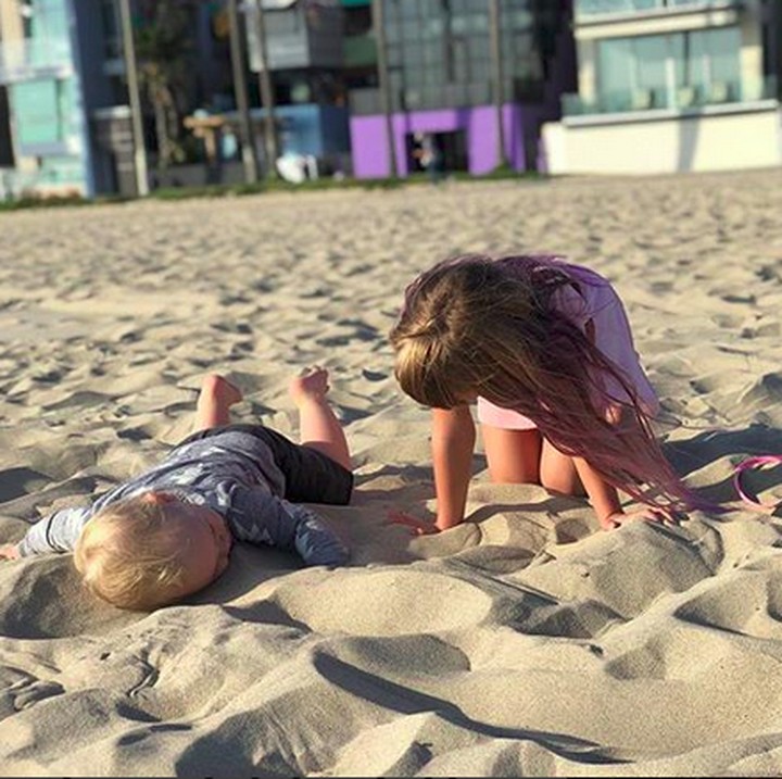 <p>Namanya kakak dan adik pasti pernah berantem ya, Bun. Namun, alangkah senangnya orang tua ketika melihat anak-anaknya bisa rukun sampai dewasa nanti. (Foto: Instagram/ @hartluck)  </p>